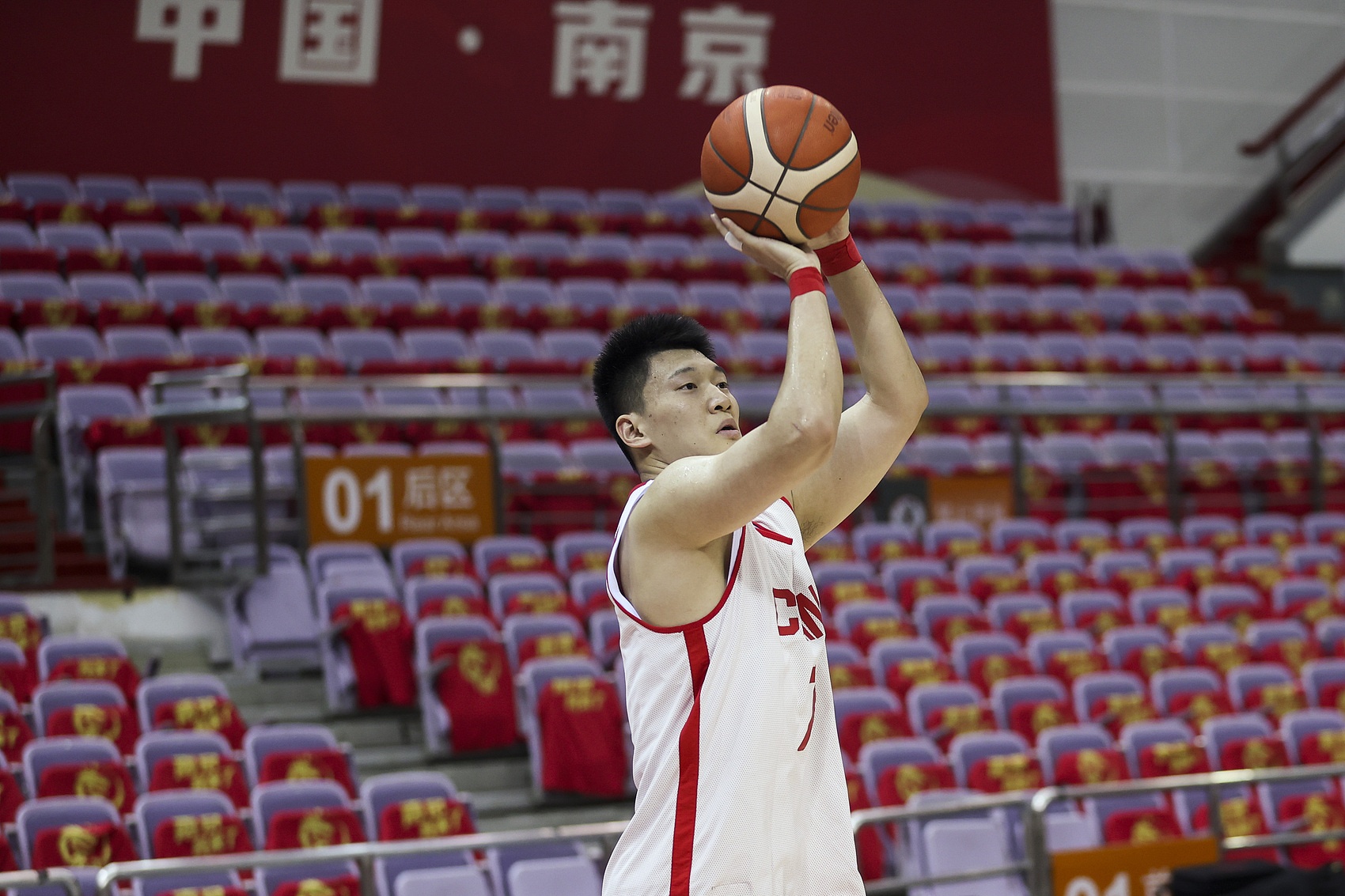 乐鱼体育在线登陆-后卫最后一席将在徐杰高诗岩之间产生 雷蒙逐步赢得教练组的信任